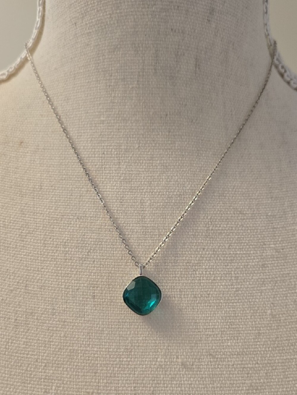 NIB Swarovski Emerald Green Faceted Cushion Pendant Necklace